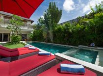 Вилла Kalimaya II, Лежаки